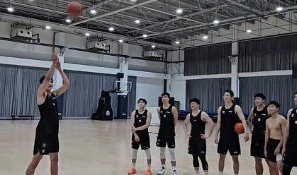 保利体育登录入口-杨瀚森回国就开练，自评NBA菜鸟赛季：给打四五十分